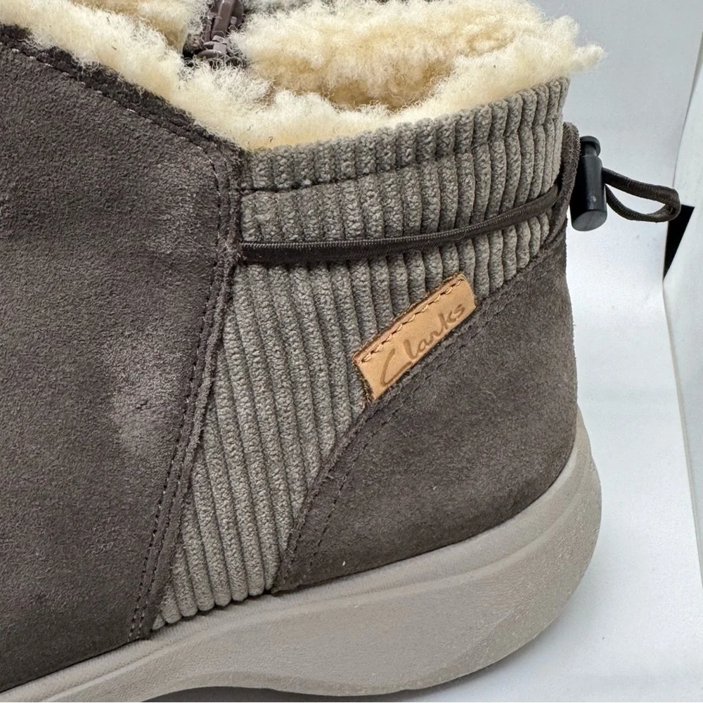 Clarks Wave 2.0 Alp Taupe Suede Sherpa Ankle Boots Booties Size 8.5 M
